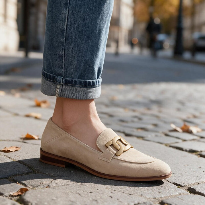 Mocassin à Talon Femme | Chaîne Dorée et Finition Daim in Beige#couleur_beige
