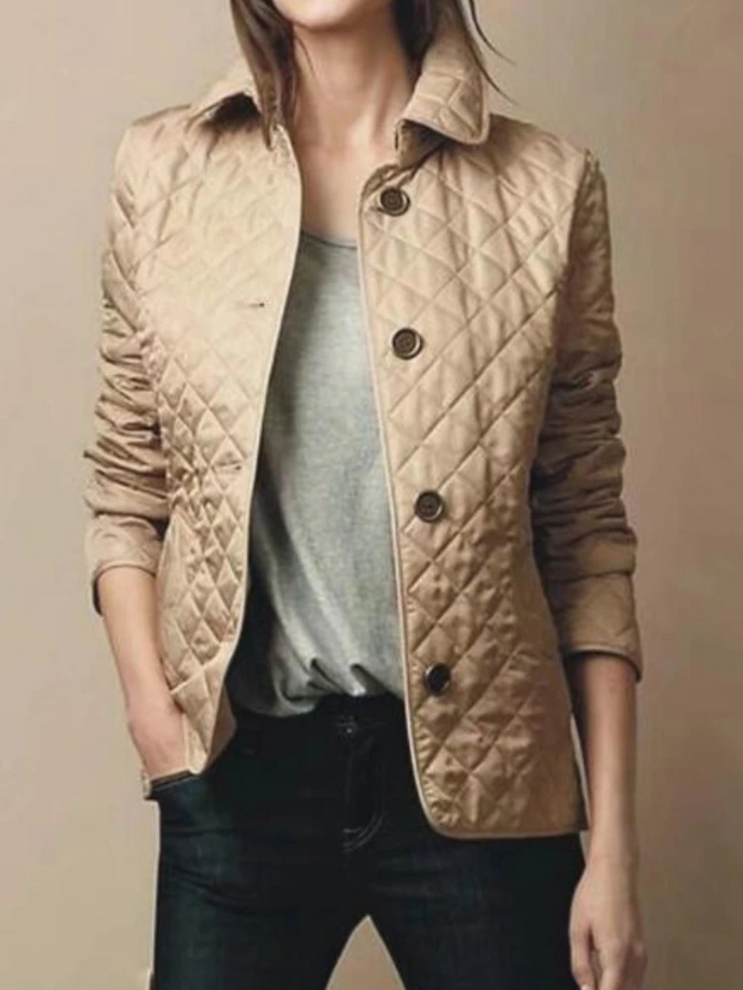 Doudoune Matelassée Col Rabattu | Coupe Courte Confortable Raffinée in Marron#couleur_marron