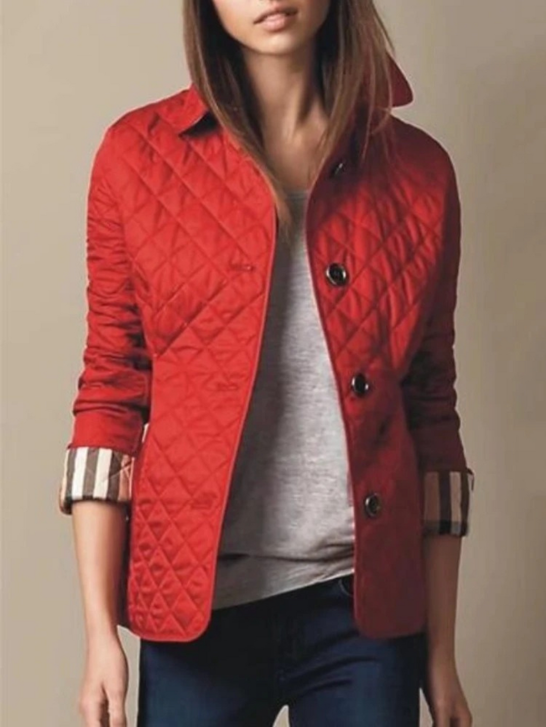 Doudoune Matelassée Col Rabattu | Coupe Courte Confortable Raffinée in Rouge#couleur_rouge