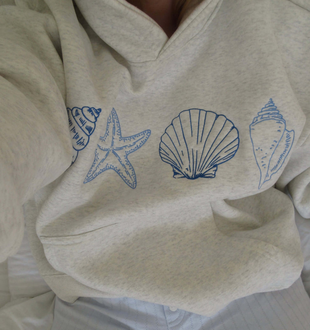 Hoodie Femme Oversize | Broderie Coquillage et Poche Kangourou in Gris#couleur_gris