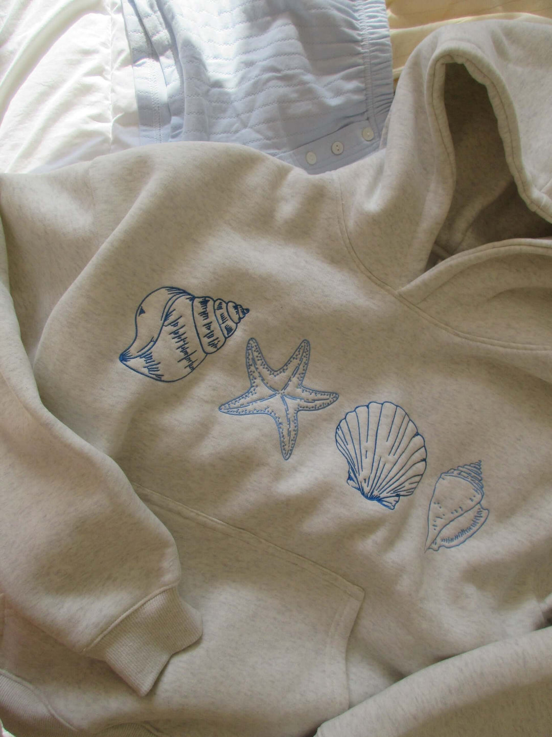 Hoodie Femme Oversize | Broderie Coquillage et Poche Kangourou in Gris#couleur_gris